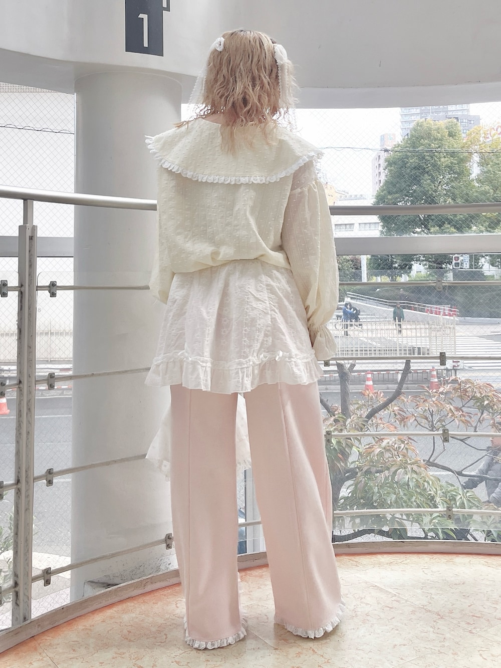 イエロー系のシャツ/ブラウス、ホワイト系のスカート、ピンク系のスウェットパンツを着用したレディースの冬コーディネートの4枚目の写真