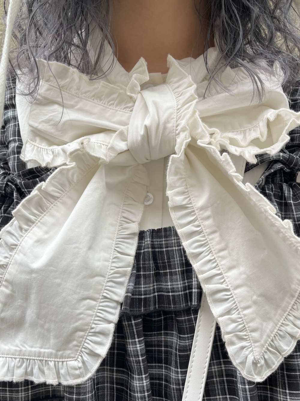 ホワイト系のシャツ/ブラウス、ブラック系のワンピース、ホワイト系のショルダーバッグを着用したレディースの秋コーディネートの8枚目の写真