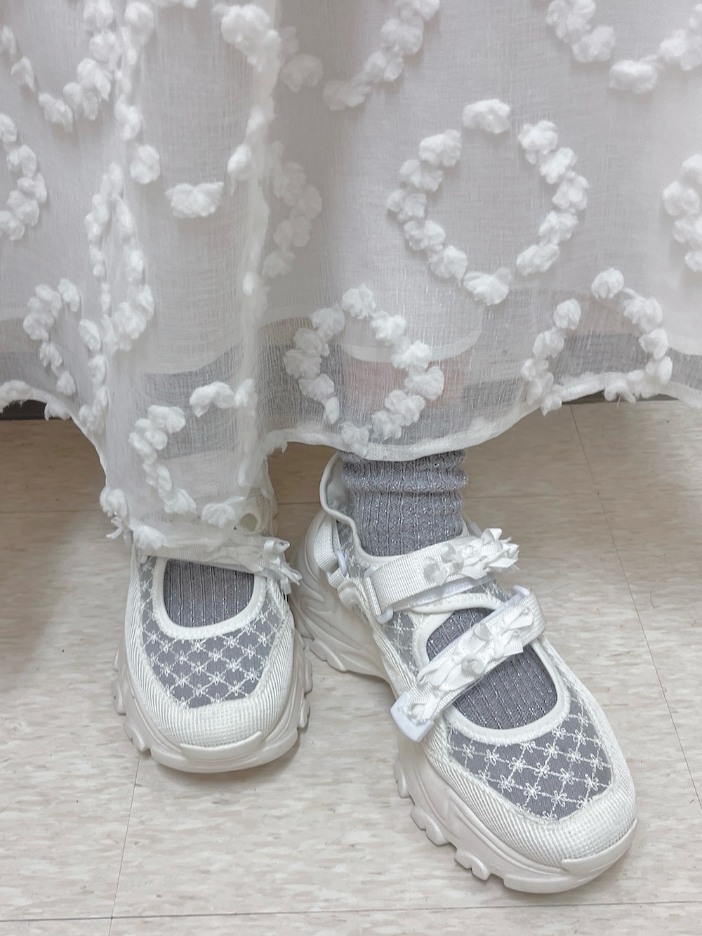 ピンク系のTシャツ/カットソー、ホワイト系のジャンパースカート、ホワイト系のスニーカーを着用したレディースの夏コーディネートの10枚目の写真