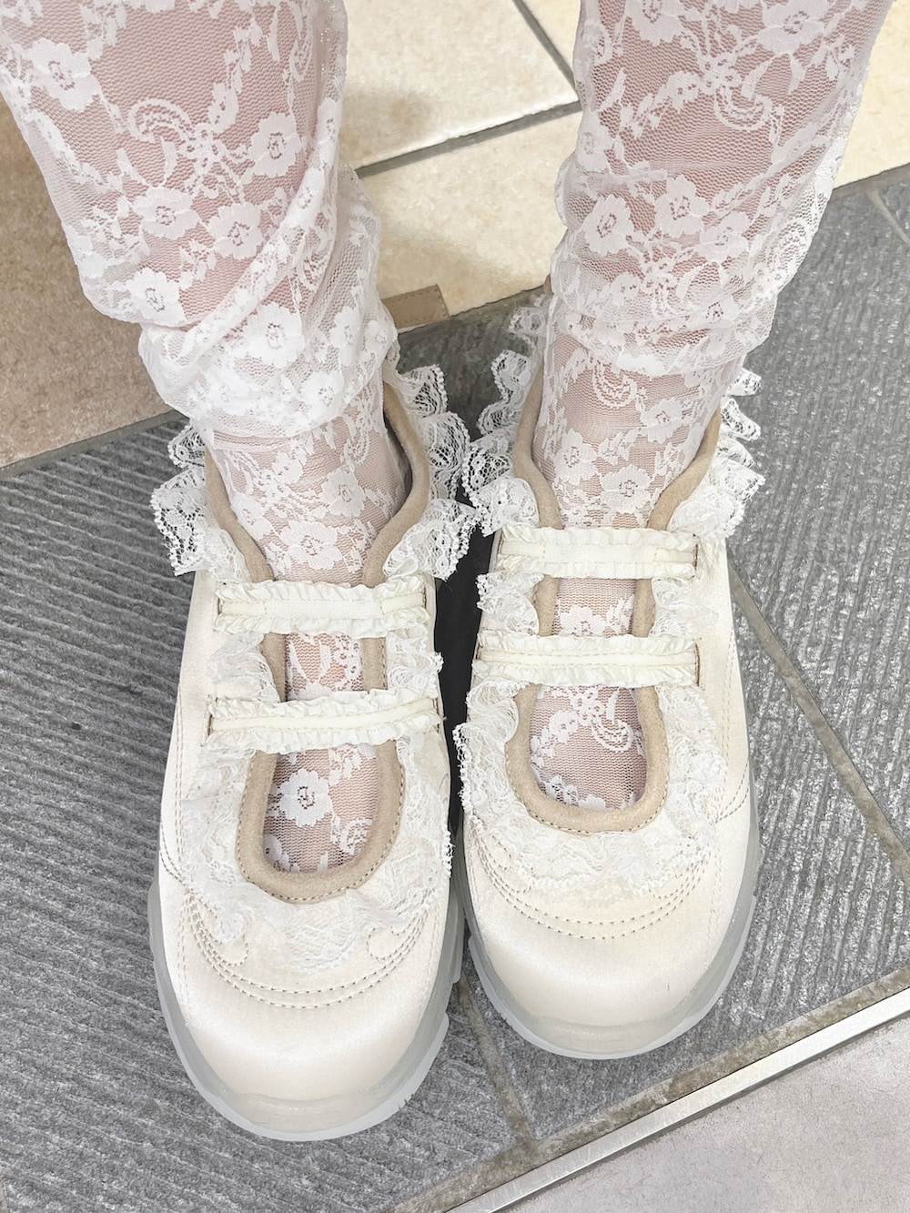 ピンク系のシャツ/ブラウス、ホワイト系のその他パンツ、ホワイト系のブルゾンを着用したレディースの冬コーディネートの9枚目の写真