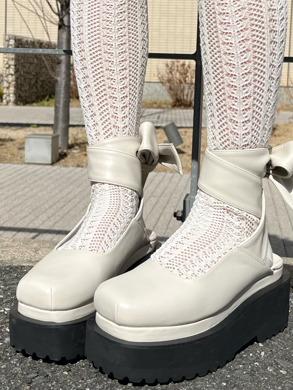ホワイト系のパンプス、グレー系のスウェット、ホワイト系のシャツ/ブラウスを着用したレディースの冬コーディネートの6枚目の写真