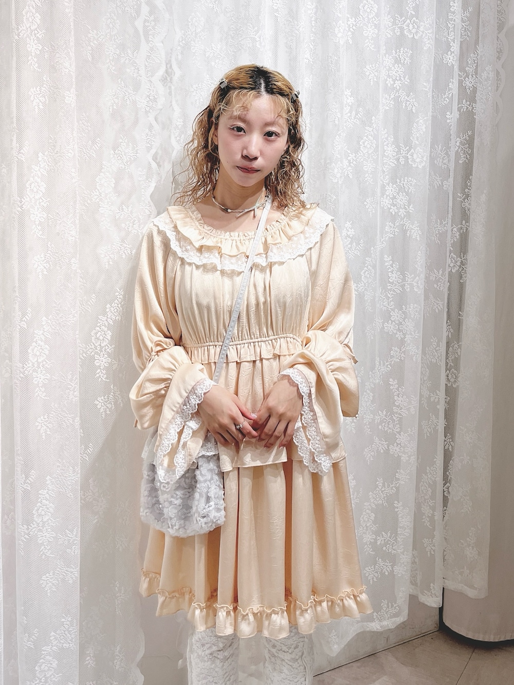 ピンク系のワンピース、ブルー系のショルダーバッグ、ホワイト系のその他パンツを着用したレディースの夏コーディネートの5枚目の写真
