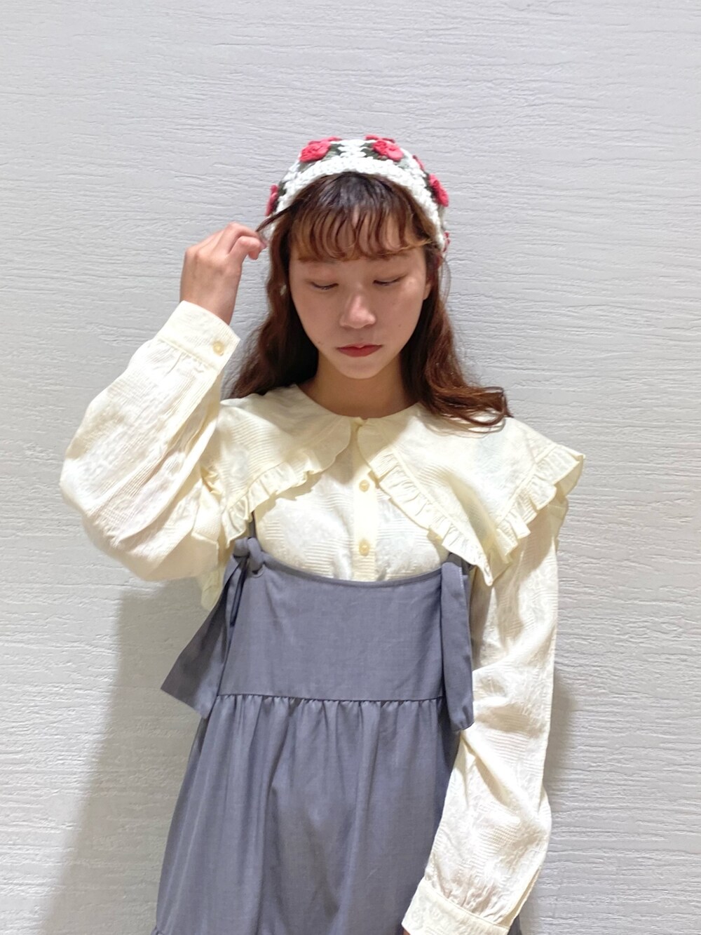 グレー系のワンピース、ホワイト系のシャツ/ブラウス、ホワイト系のボストンバッグを着用したレディースの秋コーディネートの4枚目の写真