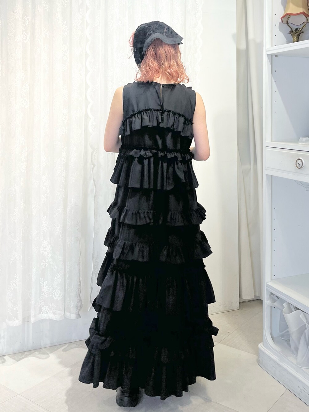 ブラック系のワンピース、ブラック系のサンダル、ブラック系のその他ヘアアクセサリーを着用したレディースの夏コーディネートの3枚目の写真