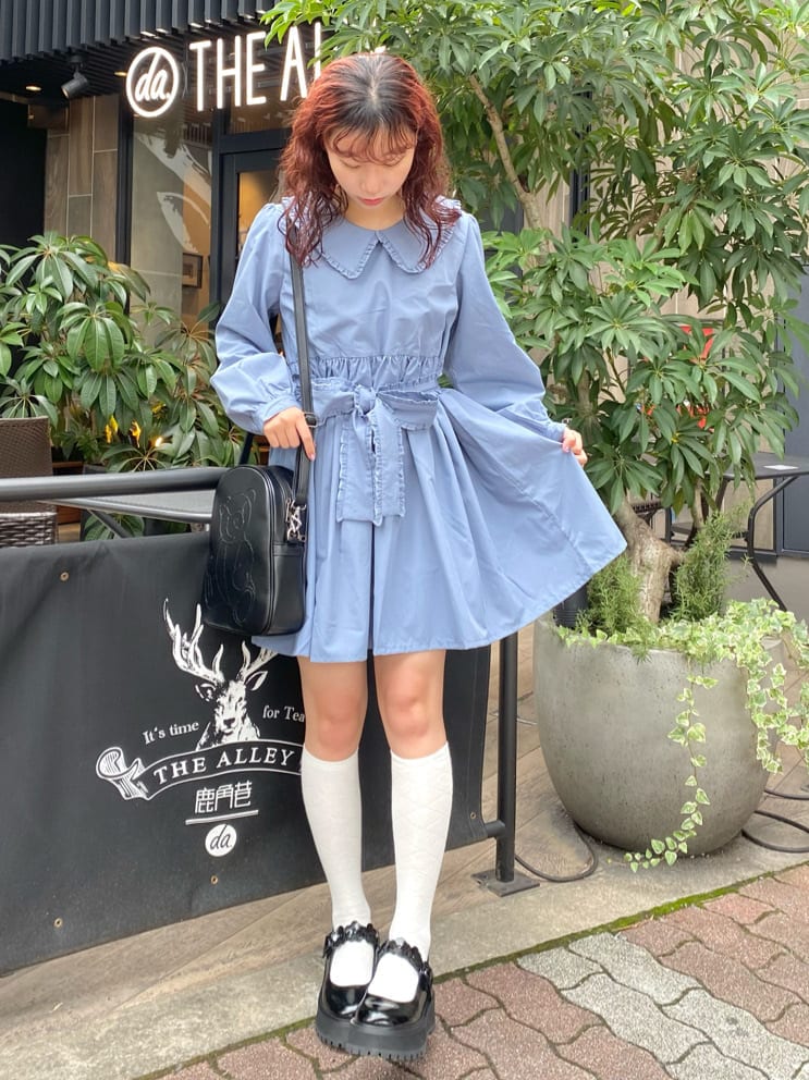 ブラック系のローファー、ブラック系のショルダーバッグ、ブルー系のワンピースを着用したレディースの秋コーディネートの2枚目の写真