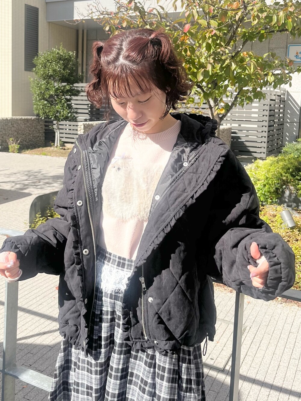 ピンク系のニット/セーター、ブラック系のスカート、ブラック系のローファーを着用したレディースの冬コーディネートの5枚目の写真