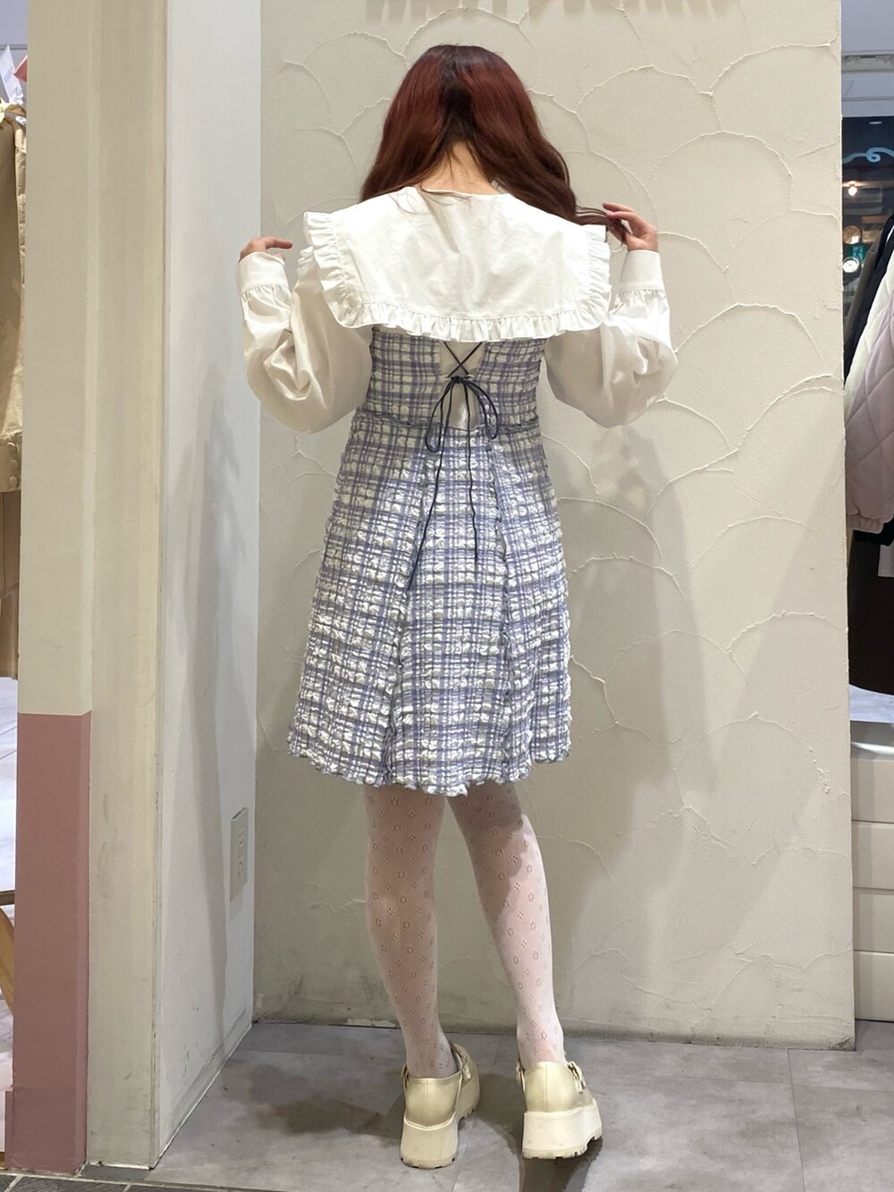 ブルー系のワンピース、ホワイト系のシャツ/ブラウス、ホワイト系のローファーを着用したレディースの冬コーディネートの4枚目の写真