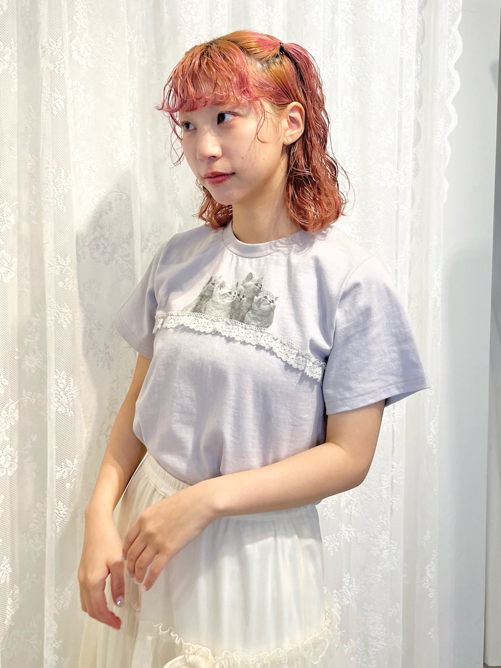 ブルー系のTシャツ/カットソー、ホワイト系のスカート、ホワイト系のスニーカーを着用したレディースの春コーディネートの7枚目の写真