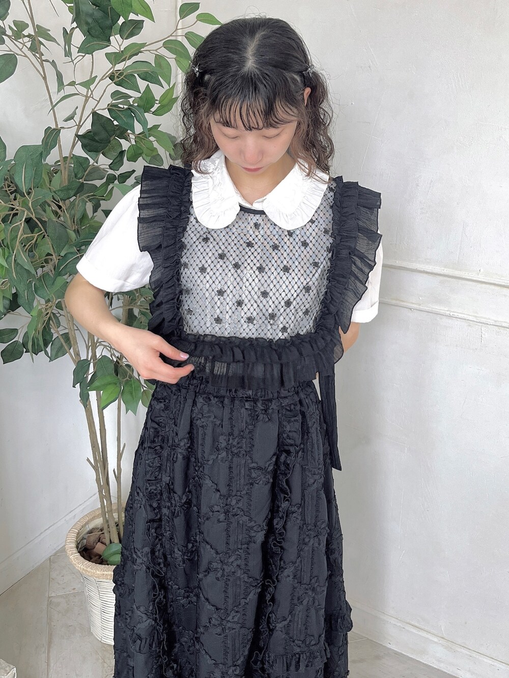 ホワイト系のシャツ/ブラウス、ブラック系のスカート、ブラック系のサンダルを着用したレディースの春コーディネートの4枚目の写真