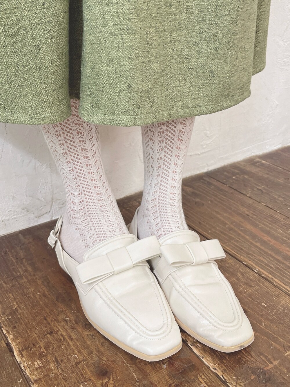 ホワイト系のシャツ/ブラウス、グリーン系のノーカラージャケット、グリーン系のスカートを着用したレディースの夏コーディネートの9枚目の写真