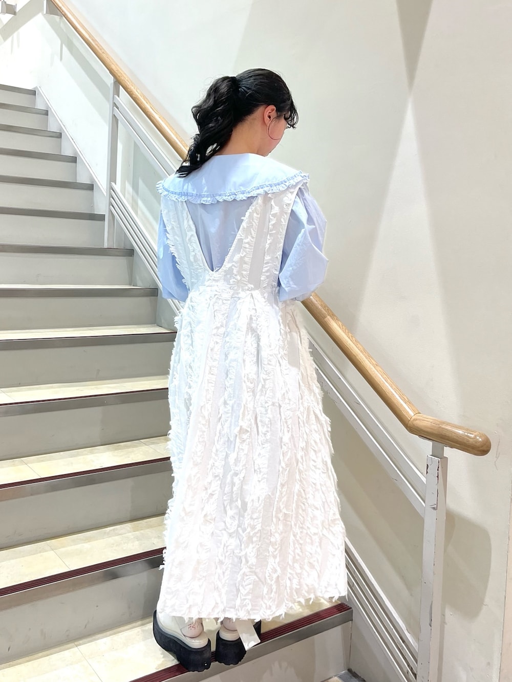ブルー系のシャツ/ブラウス、ホワイト系のパンプス、ホワイト系のワンピースを着用したレディースの春コーディネートの2枚目の写真
