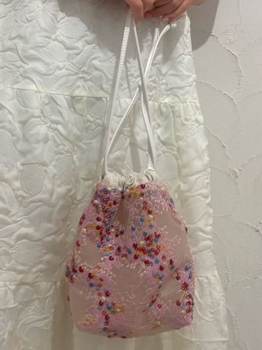 ホワイト系のワンピース、ブルー系のTシャツ/カットソー、ピンク系のパンプスを着用したレディースの春コーディネートの5枚目の写真