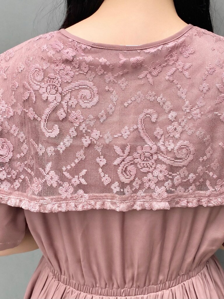 ピンク系のワンピースを着用したレディースの春コーディネートの5枚目の写真