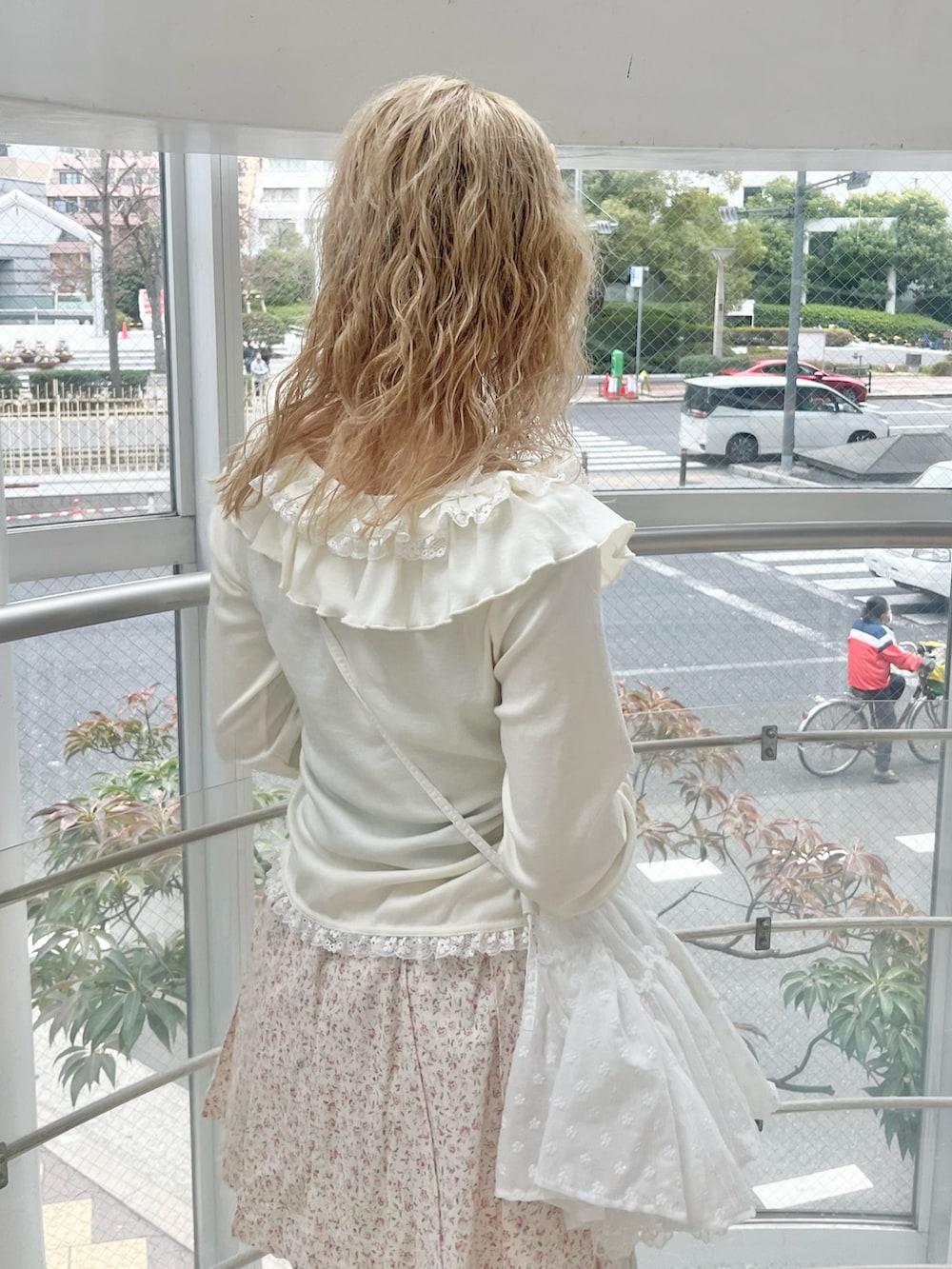 ホワイト系のTシャツ/カットソー、ホワイト系のショルダーバッグ、ピンク系のスカートを着用したレディースの冬コーディネートの5枚目の写真