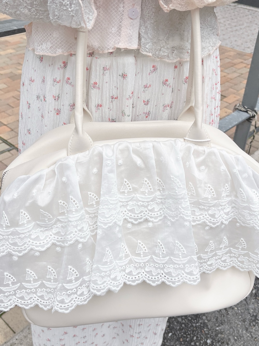 ブルー系のシャツ/ブラウス、ホワイト系のボストンバッグ、ピンク系のスカートを着用したレディースの春コーディネートの7枚目の写真