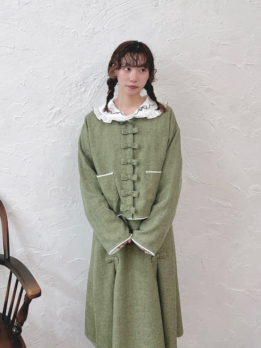 ホワイト系のシャツ/ブラウス、グリーン系のノーカラージャケット、グリーン系のスカートを着用したレディースの夏コーディネートの5枚目の写真