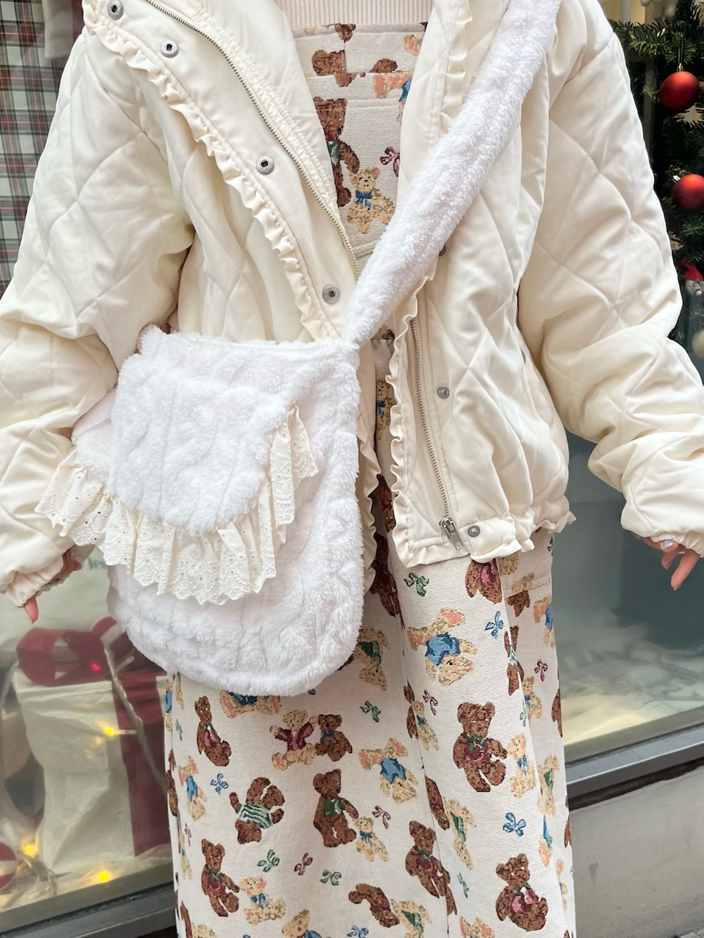 ホワイト系のダウンジャケット/コート、ホワイト系のショルダーバッグ、ホワイト系のニット/セーターを着用したレディースの冬コーディネートの7枚目の写真