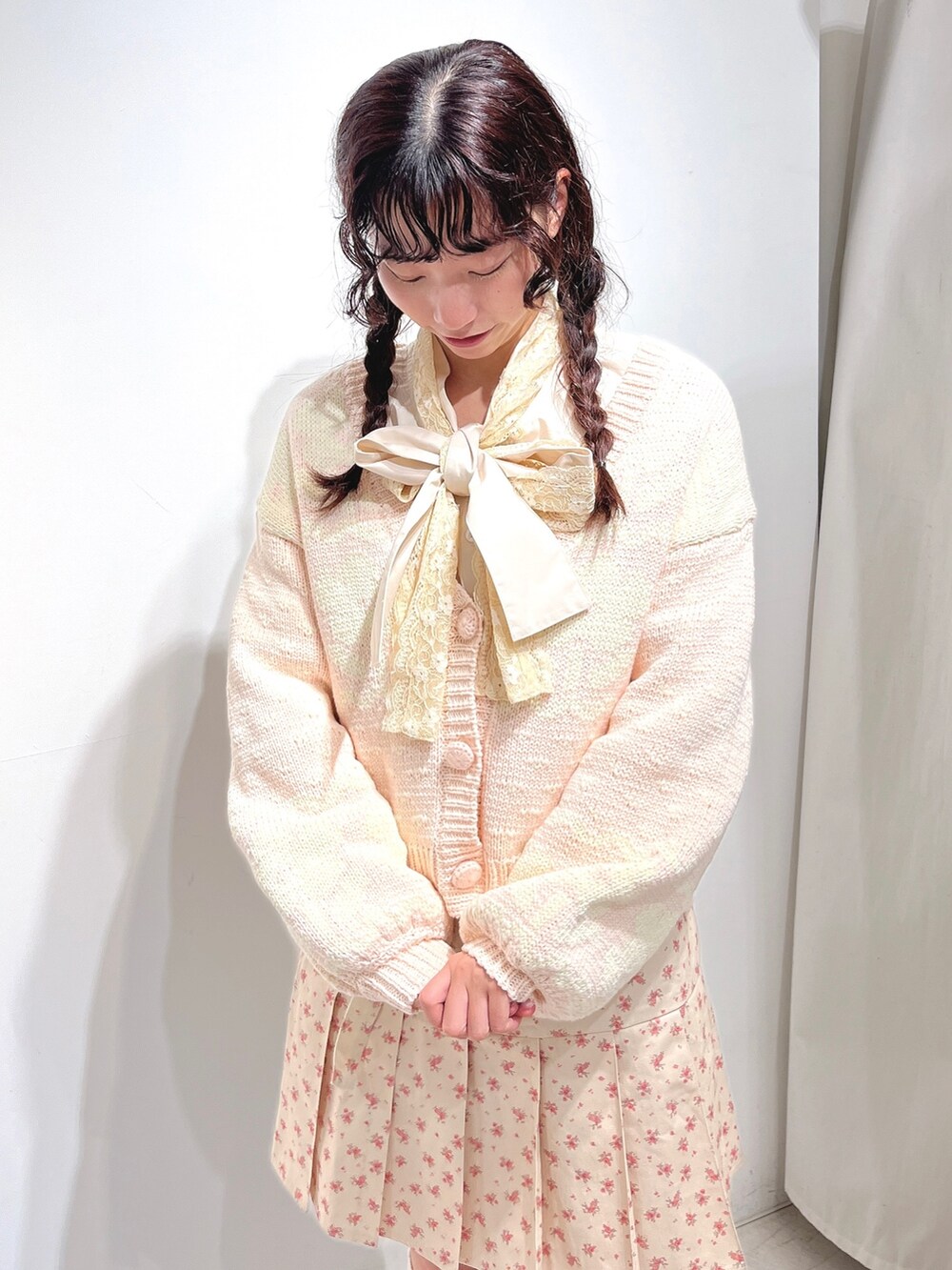ホワイト系のスカート、ピンク系のカーディガン/ボレロ、ホワイト系のシャツ/ブラウスを着用したレディースの冬コーディネートの4枚目の写真