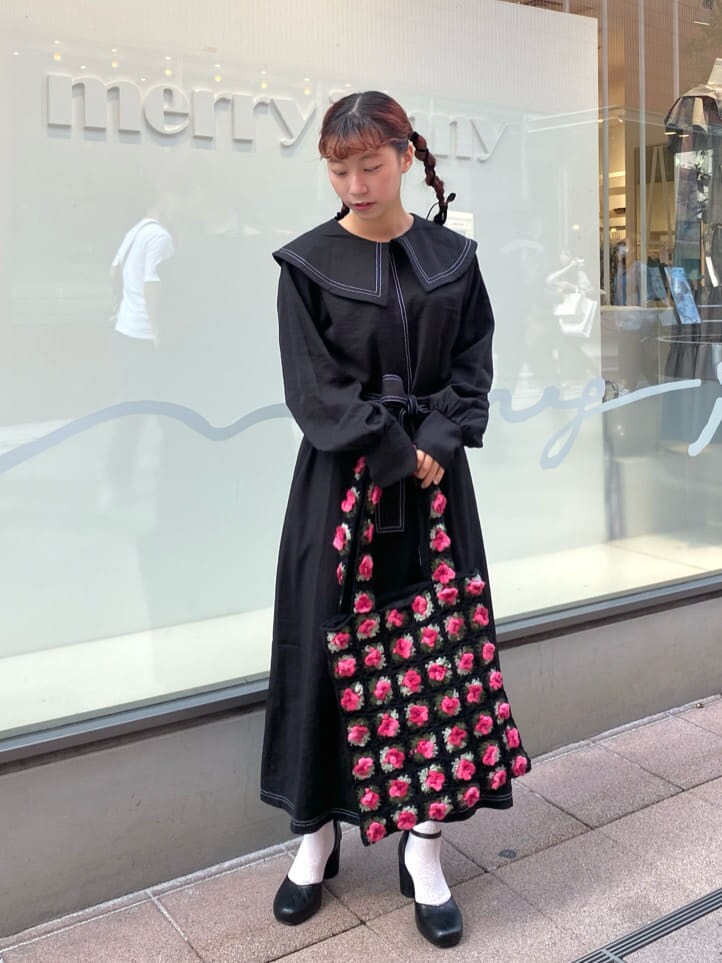 ブラック系のワンピース、ブラック系のパンプス、ブラック系のパンプスを着用したレディースの秋コーディネートの2枚目の写真