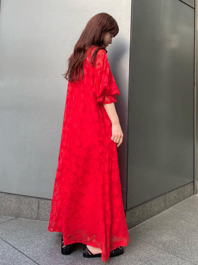 ブラック系のハンドバッグ、レッド系のワンピース、ブラック系のパンプスを着用したレディースの春コーディネートの3枚目の写真