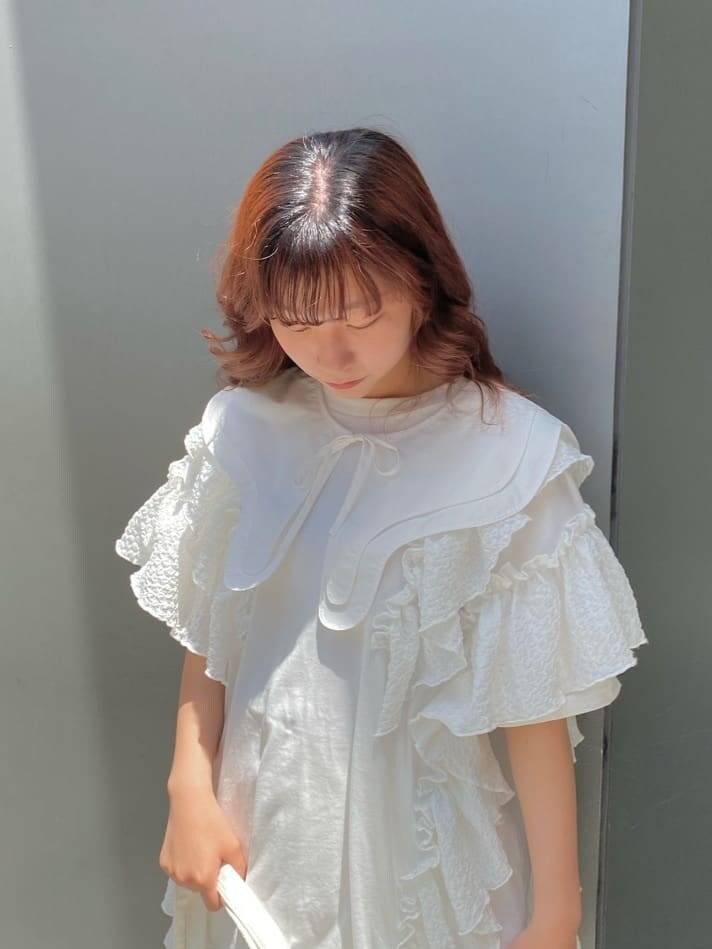 ホワイト系のチュニック、ホワイト系のその他パンツ、ホワイト系のサンダルを着用したレディースの春コーディネートの4枚目の写真