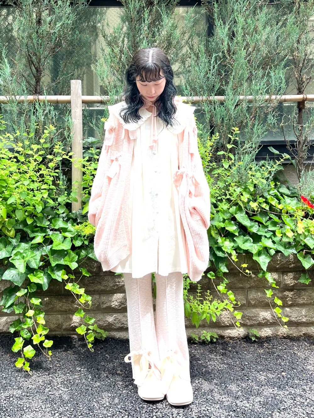 ピンク系のカーディガン/ボレロ、ピンク系のスウェットパンツ、ホワイト系のスニーカーを着用したレディースの夏コーディネートの3枚目の写真
