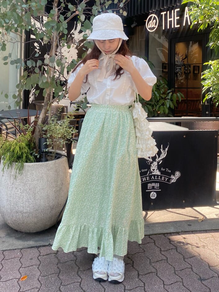 ホワイト系のサンダル、ホワイト系のトートバッグ、ホワイト系のシャツ/ブラウスを着用したレディースの春コーディネートの2枚目の写真