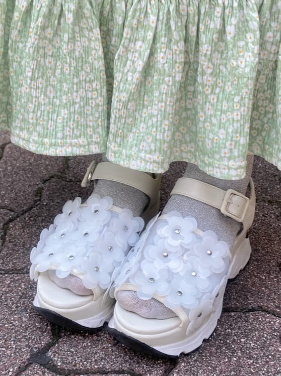 ホワイト系のサンダル、ホワイト系のトートバッグ、ホワイト系のシャツ/ブラウスを着用したレディースの春コーディネートの7枚目の写真