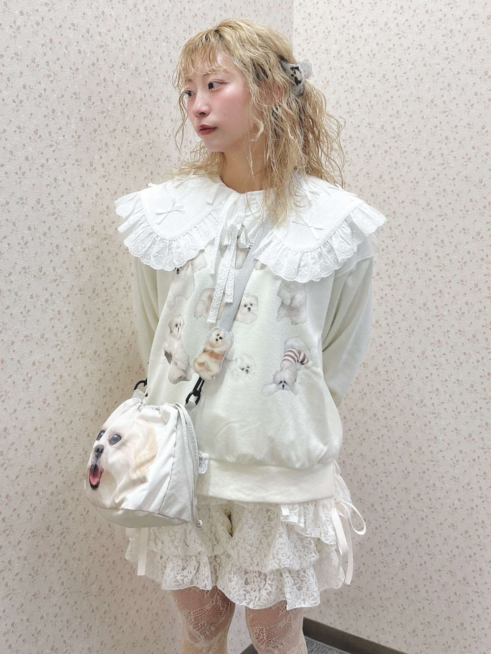 ホワイト系のスウェット、グレー系のショルダーバッグ、ホワイト系のその他パンツを着用したレディースの冬コーディネートの6枚目の写真