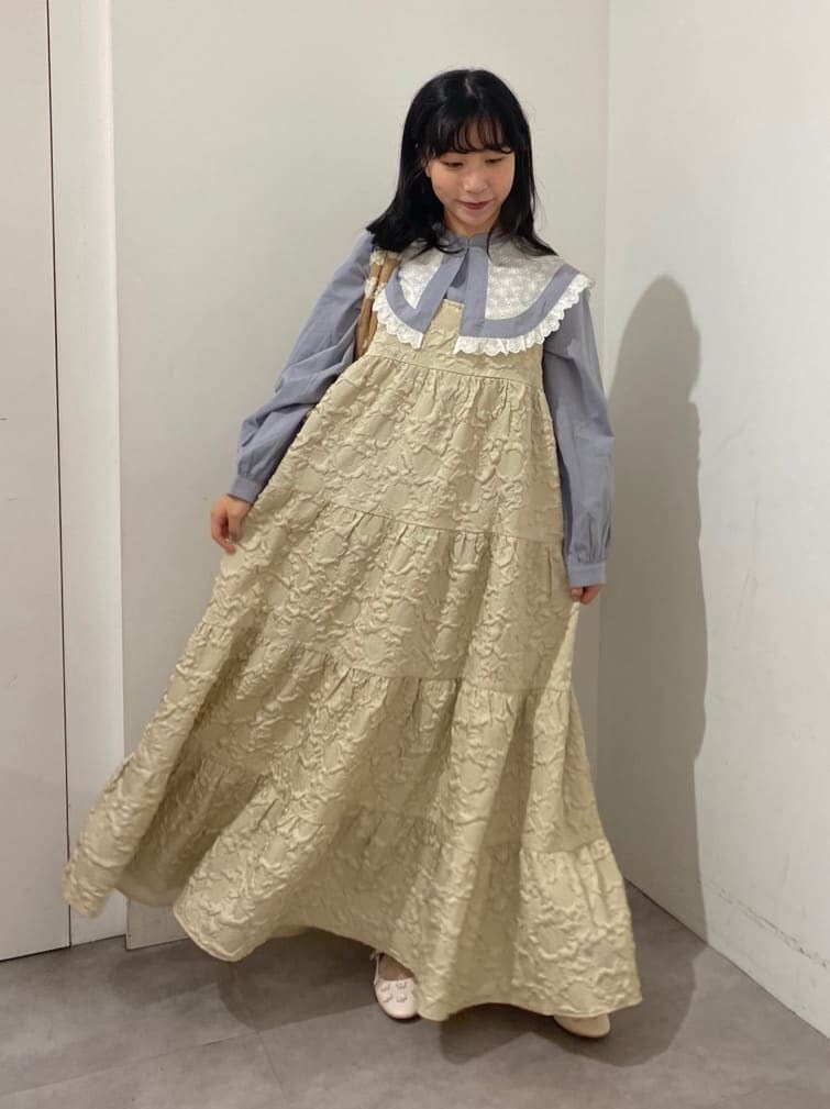 ホワイト系のパンプス、ベージュ系のワンピース、ベージュ系のトートバッグを着用したレディースの秋コーディネートの2枚目の写真