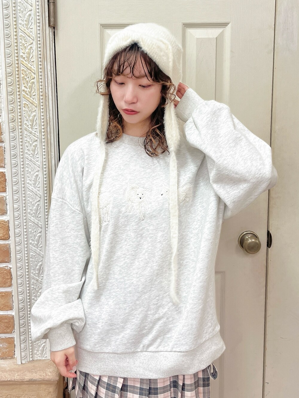 ピンク系のスラックス、グレー系のスウェット、ホワイト系のスニーカーを着用したレディースの夏コーディネートの5枚目の写真