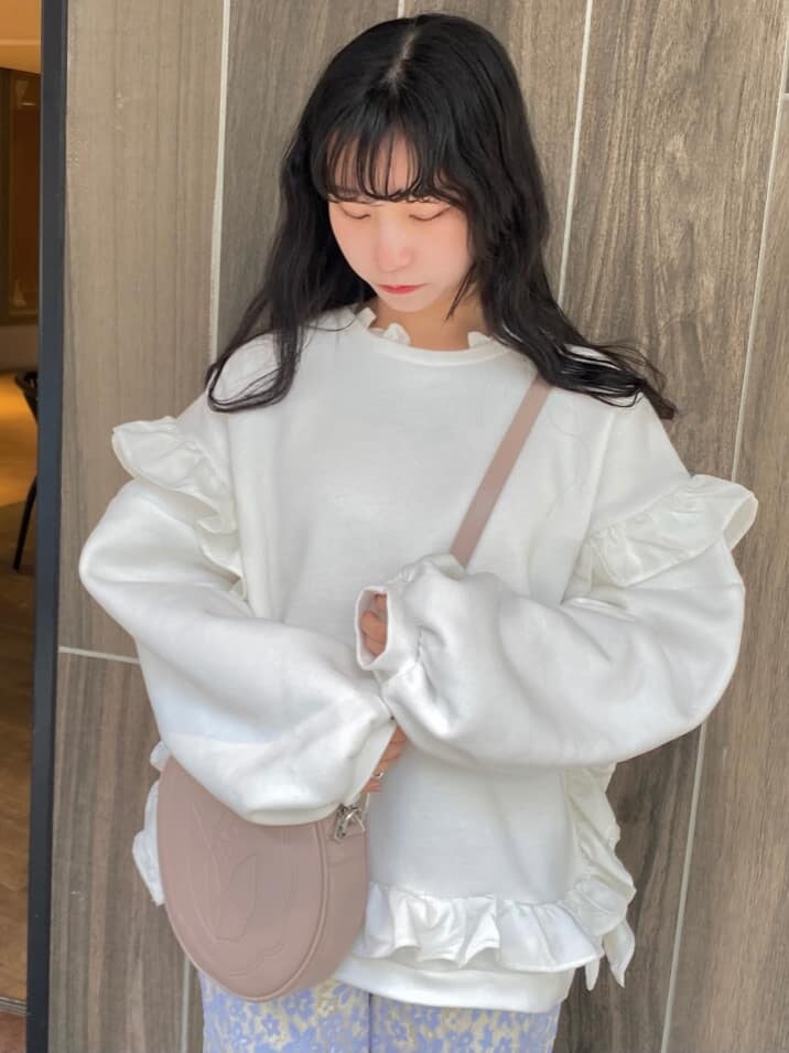 ブルー系のその他パンツ、ホワイト系のスニーカー、ピンク系のショルダーバッグを着用したレディースの春コーディネートの3枚目の写真