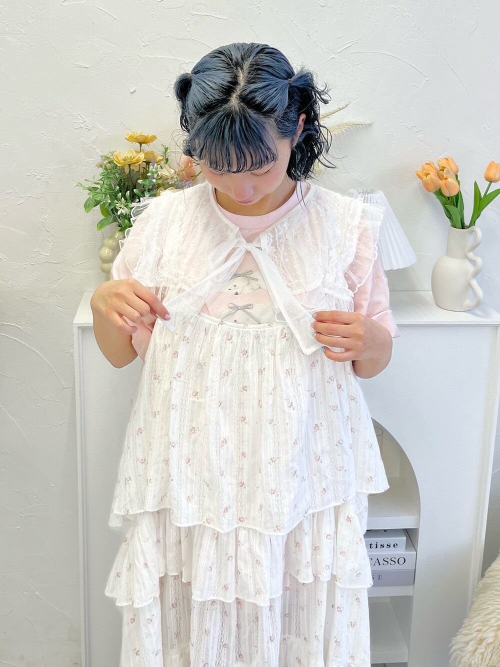 ピンク系のワンピース、ピンク系のTシャツ/カットソー、ベージュ系のスニーカーを着用したレディースの冬コーディネートの5枚目の写真