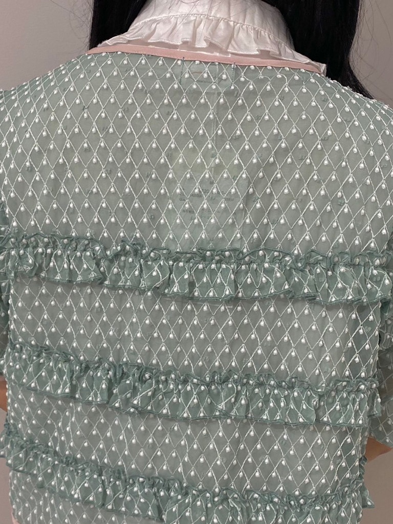 ホワイト系のトートバッグ、ホワイト系のワンピースを着用したレディースの春コーディネートの6枚目の写真