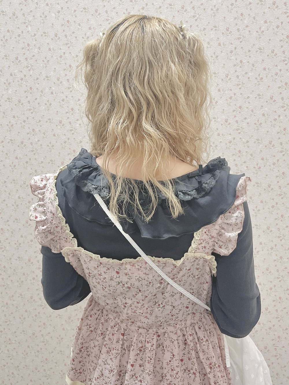 グレー系のTシャツ/カットソー、ピンク系のワンピース、ホワイト系のショルダーバッグを着用したレディースの冬コーディネートの7枚目の写真