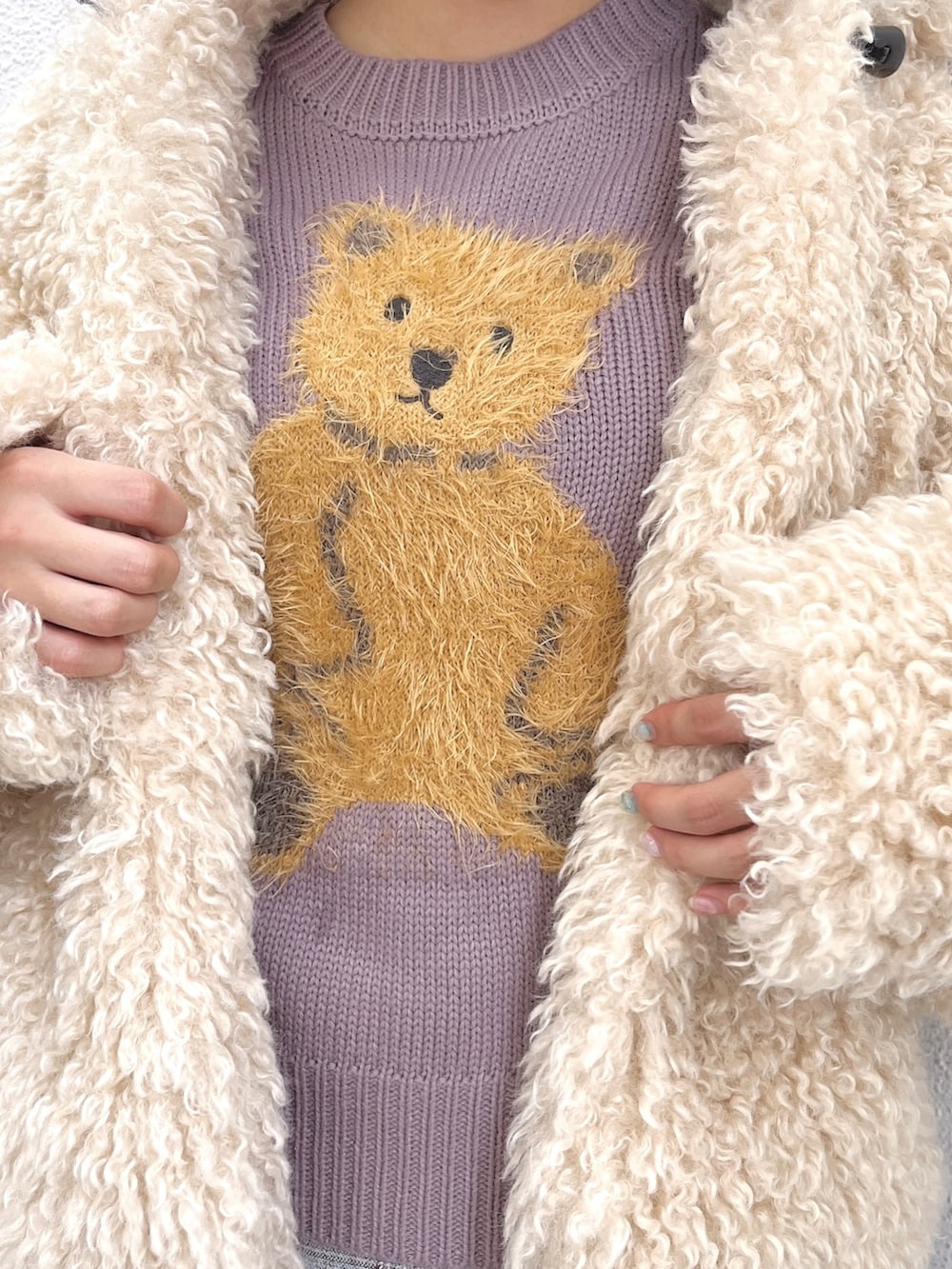 ホワイト系のダウンジャケット/コート、ピンク系のニット/セーター、グレー系のスカートを着用したレディースの秋コーディネートの5枚目の写真