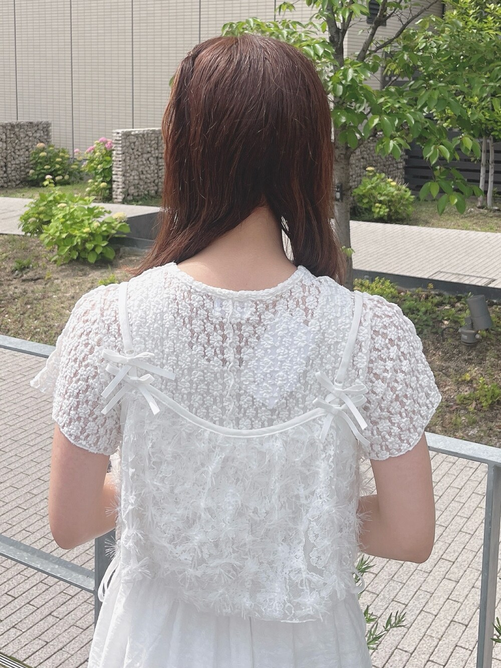 ホワイト系のワンピース、ホワイト系のキャミソール、レッド系のサンダルを着用したレディースの夏コーディネートの8枚目の写真