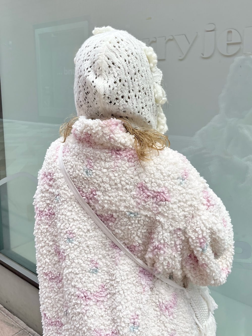 ピンク系のブルゾン、グレー系のニット/セーター、ベージュ系のショルダーバッグを着用したレディースの秋コーディネートの6枚目の写真