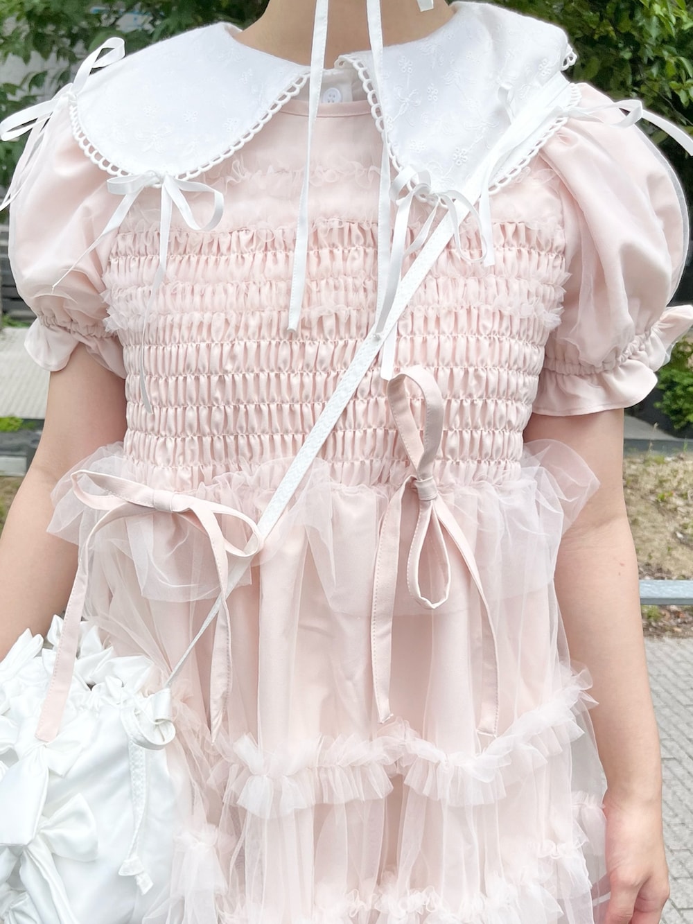 ホワイト系のシャツ/ブラウス、ピンク系のワンピース、ホワイト系のショルダーバッグを着用したレディースの夏コーディネートの8枚目の写真