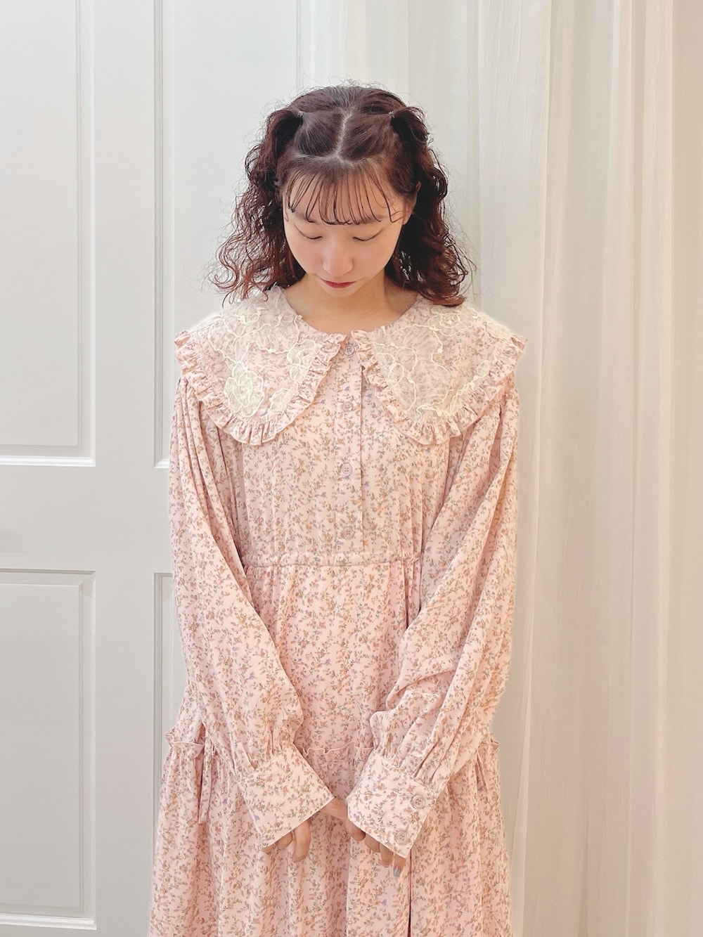 ピンク系のワンピース、ピンク系のMA-1、ホワイト系のローファーを着用したレディースの夏コーディネートの9枚目の写真