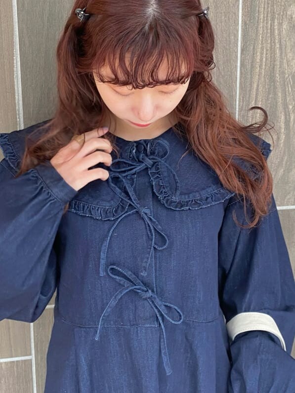 ブルー系のワンピース、ホワイト系のスニーカー、ホワイト系のトートバッグを着用したレディースの冬コーディネートの4枚目の写真