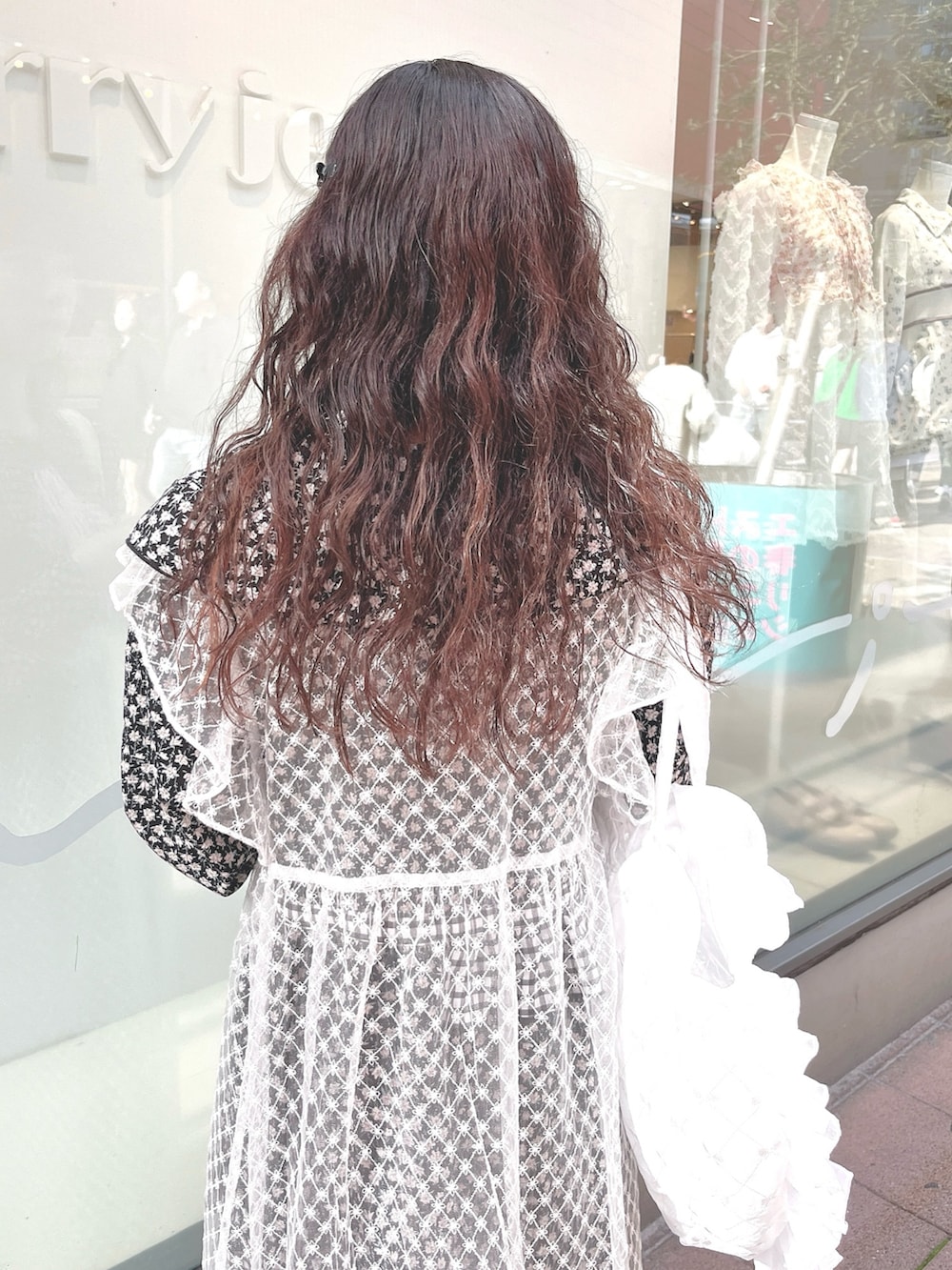 ブラック系のワンピース、ホワイト系のワンピース、ホワイト系のトートバッグを着用したレディースの春コーディネートの6枚目の写真