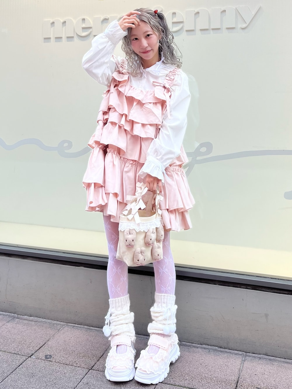 ホワイト系のシャツ/ブラウス、ピンク系のワンピース、ホワイト系のハンドバッグを着用したレディースの秋コーディネートの2枚目の写真