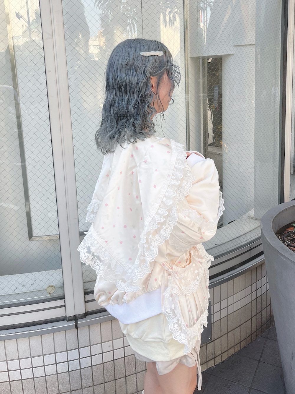 ピンク系のブルゾン、ベージュ系のスウェット、ホワイト系のスカートを着用したレディースの秋コーディネートの6枚目の写真