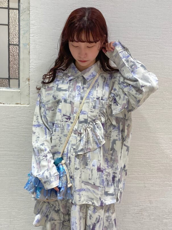 パープル系のシャツ/ブラウス、パープル系のスカート、ブルー系のサンダルを着用したレディースの冬コーディネートの4枚目の写真