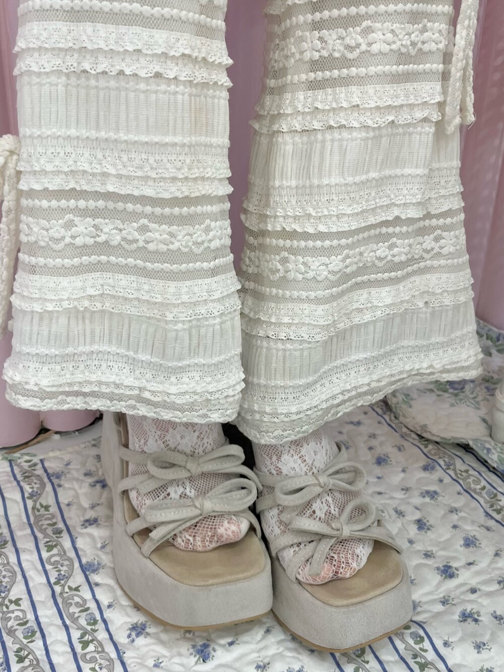 ホワイト系のキャミソール、その他のカーディガン/ボレロ、ホワイト系のその他パンツを着用したレディースの冬コーディネートの8枚目の写真