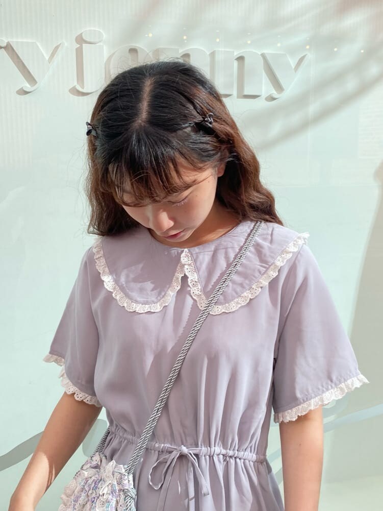 ホワイト系のサンダル、パープル系のハンドバッグ、ブルー系のワンピースを着用したレディースの夏コーディネートの2枚目の写真