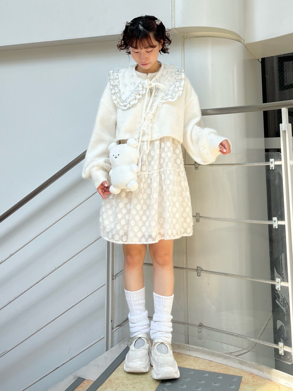 ホワイト系のカーディガン/ボレロ、ホワイト系のショルダーバッグ、ホワイト系のワンピースを着用したレディースの秋コーディネートの2枚目の写真