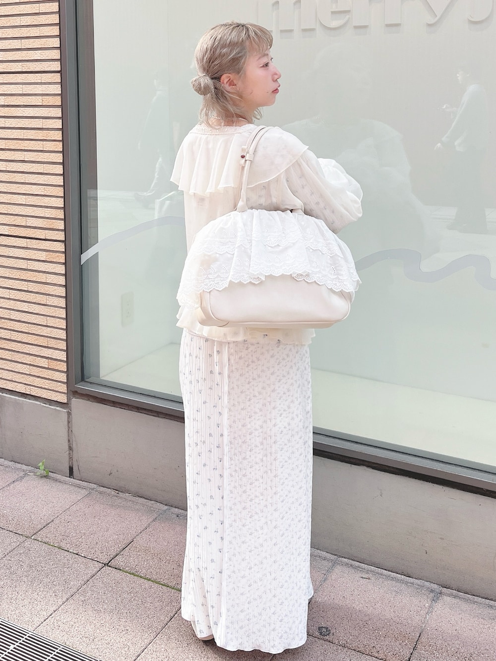 ホワイト系のカーディガン/ボレロ、ブルー系のTシャツ/カットソー、パープル系のスカートを着用したレディースの春コーディネートの4枚目の写真