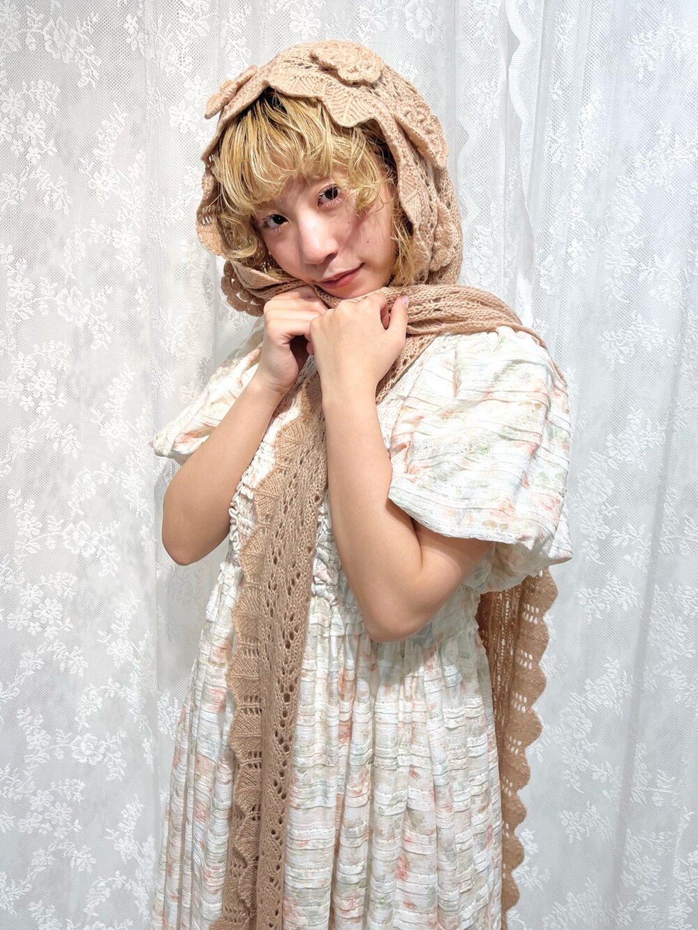 ホワイト系のワンピース、ピンク系のスニーカー、ピンク系のマフラーを着用したレディースの夏コーディネートの6枚目の写真